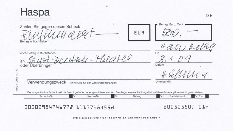 Scheck über 500 Euro von Loki Schmidt an das Ernst Deutsch Theater.
