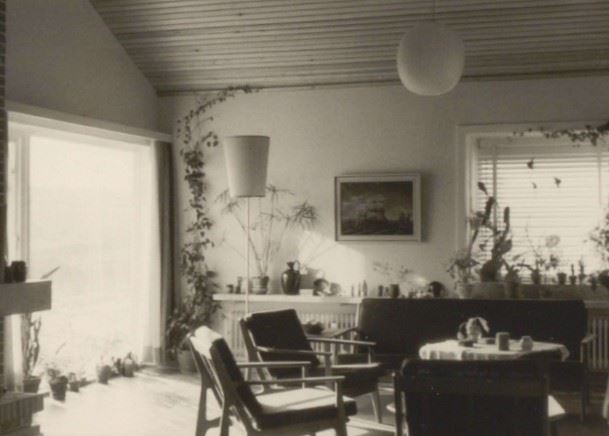 Blick in einen Raum des Wohnhauses im Zickzackweg: ein helles Wohnzimmer mit Sesseln und Couch im Stil der 1950er-Jahre.