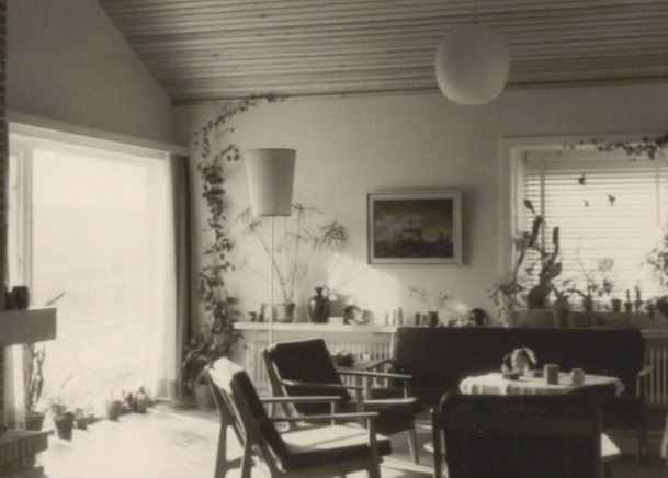 A look into a room of the home in Zickzackweg: a bright living room with 1950s-style armchairs and couch.