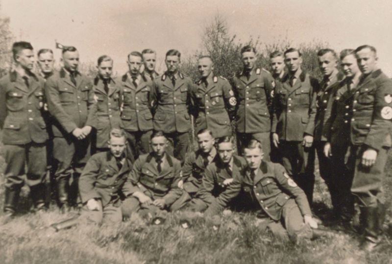 Gruppenfoto von Angehörigen des sogenannten Reichsarbeitsdienstes, mit dabei Helmut Schmidt.