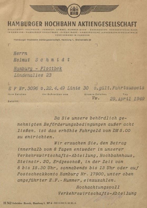 Maschinenschriftlicher Brief der Hamburger Hochbahn mit Wappen: Von Helmut Schmidt wird ein »erhöhtes Fahrgeld« von fünf DM gefordert.