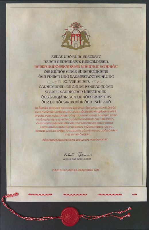 Eine Urkunde der Stadt Hamburg von 1983 mit rotem Siegel: Helmut Schmidt wird zum Ehrenbürger ernannt.