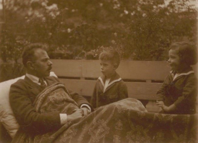Gustav Schmidt, Vater von Helmut und Bruder Wolfgang, auf der Gartenliege. Gustav scheint zu erklären, Helmut schaut verschmitzt zur Seite.