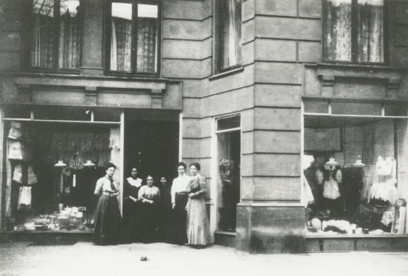 Sechs Frauen vor dem Wäsche- und Kurzwarengeschäft in Uhlenhorst.