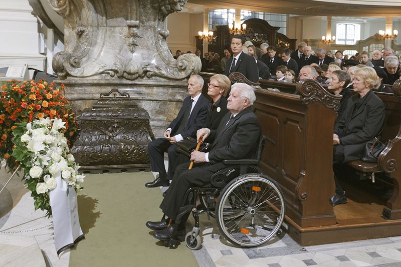 Helmut Schmidt im Rollstuhl mit Tochter Susanne in der ersten Reihe der Trauerfeier.