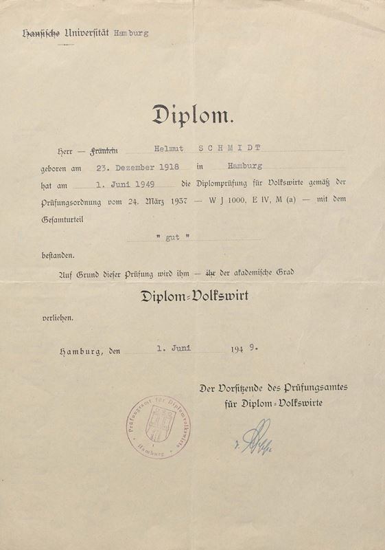 Ein Diplom der Universität Hamburg bestätigt den Universitätsabschluss Helmut Schmidts als Volkswirt.