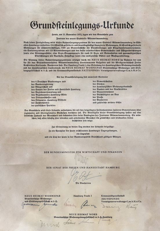 Urkunde mit zwölf Unterschriften, darunter als erste die von Helmut Schmidt.